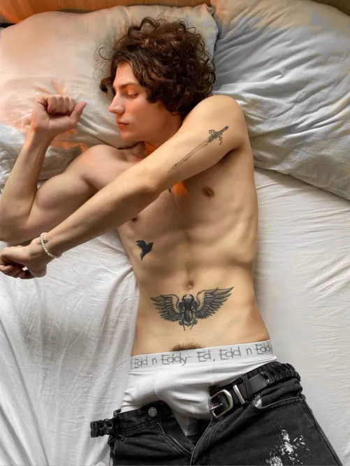 Lie down next to me and snuggle up to me with your butts😈