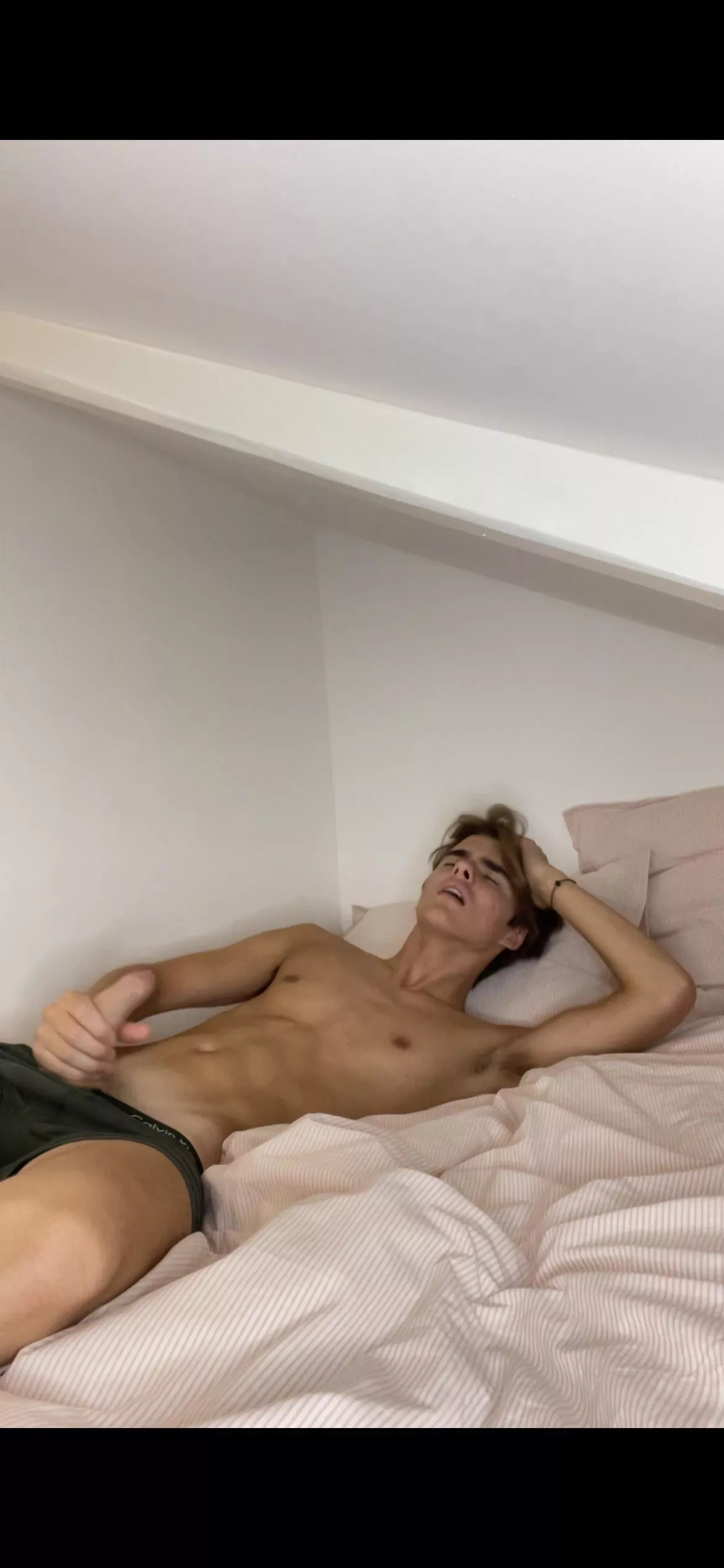 Nothing tops a midnight jerk off😏