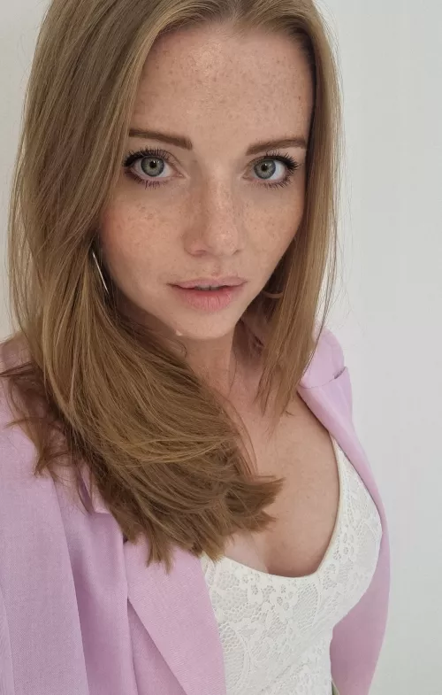 Ready for this hectic week! Always braless, no matter how important the meeting😌