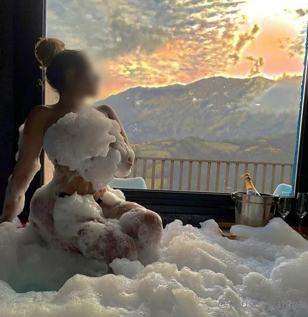 Shall we take a bath?💦 https://onlyfans.com/yourlatingodess