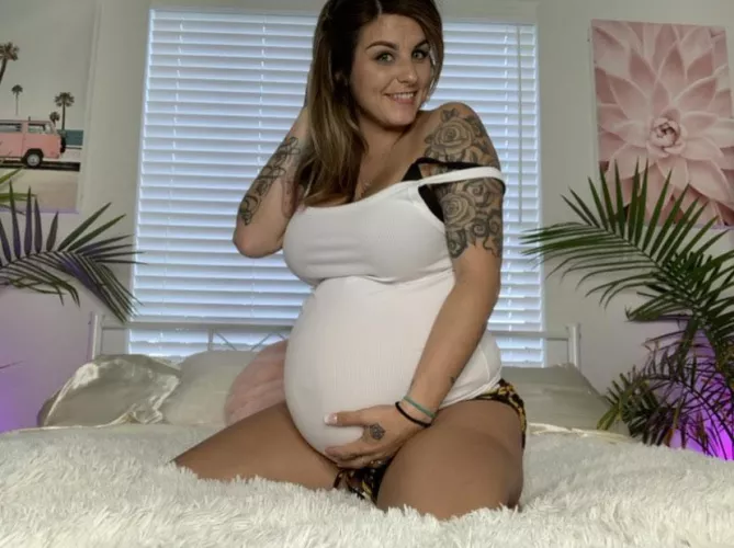 Who loves preggie bellies?! ☺️