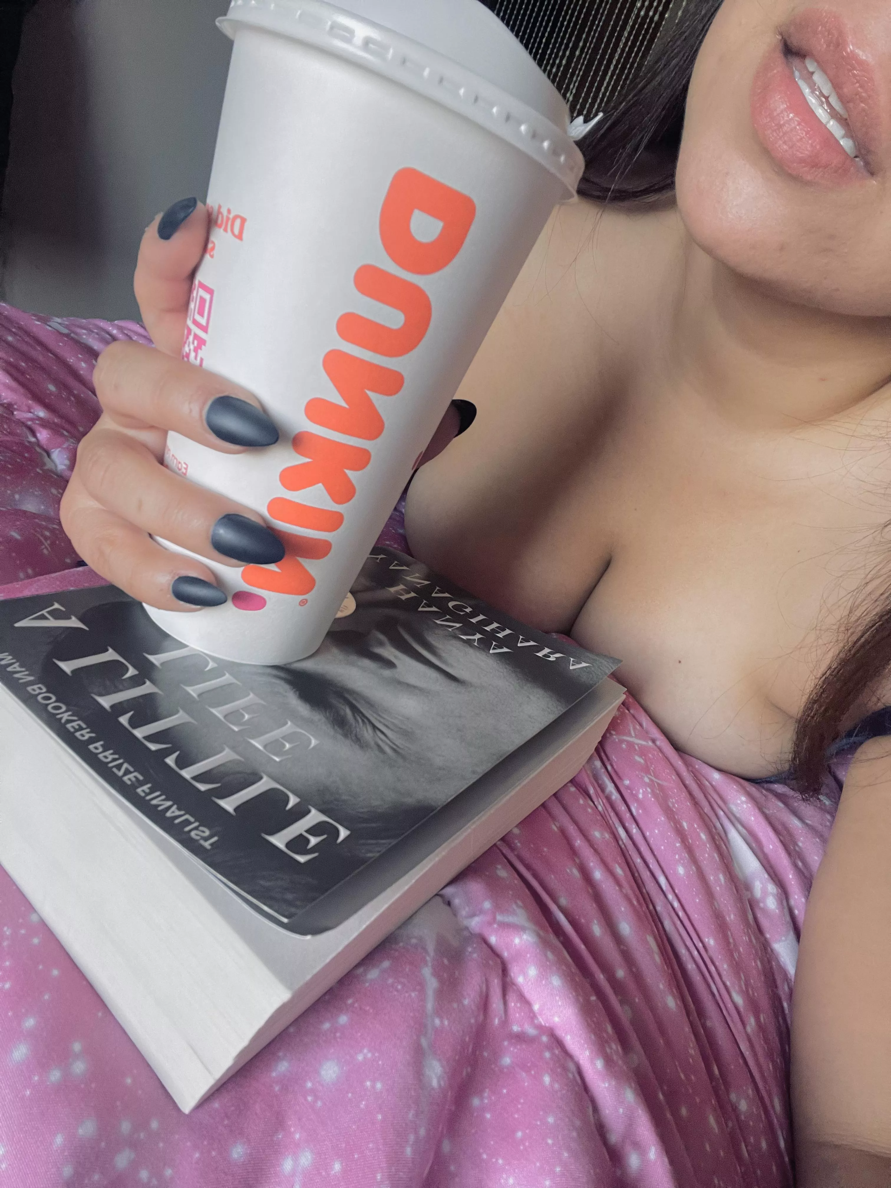A little read, a little coffee and a little skin ♥️ join me? (F33)