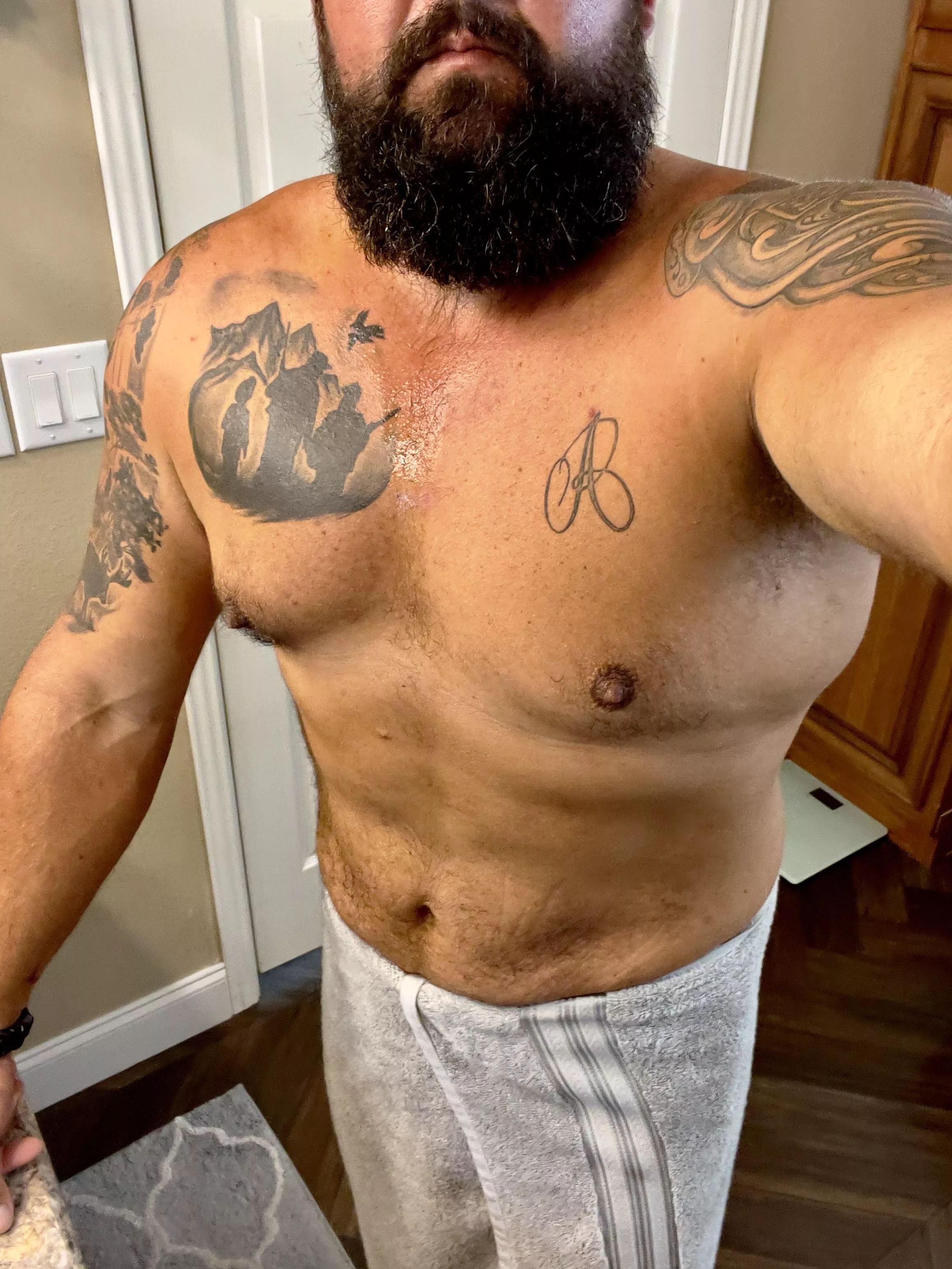 Beard ✅ Tattoos✅ Dadbod✅