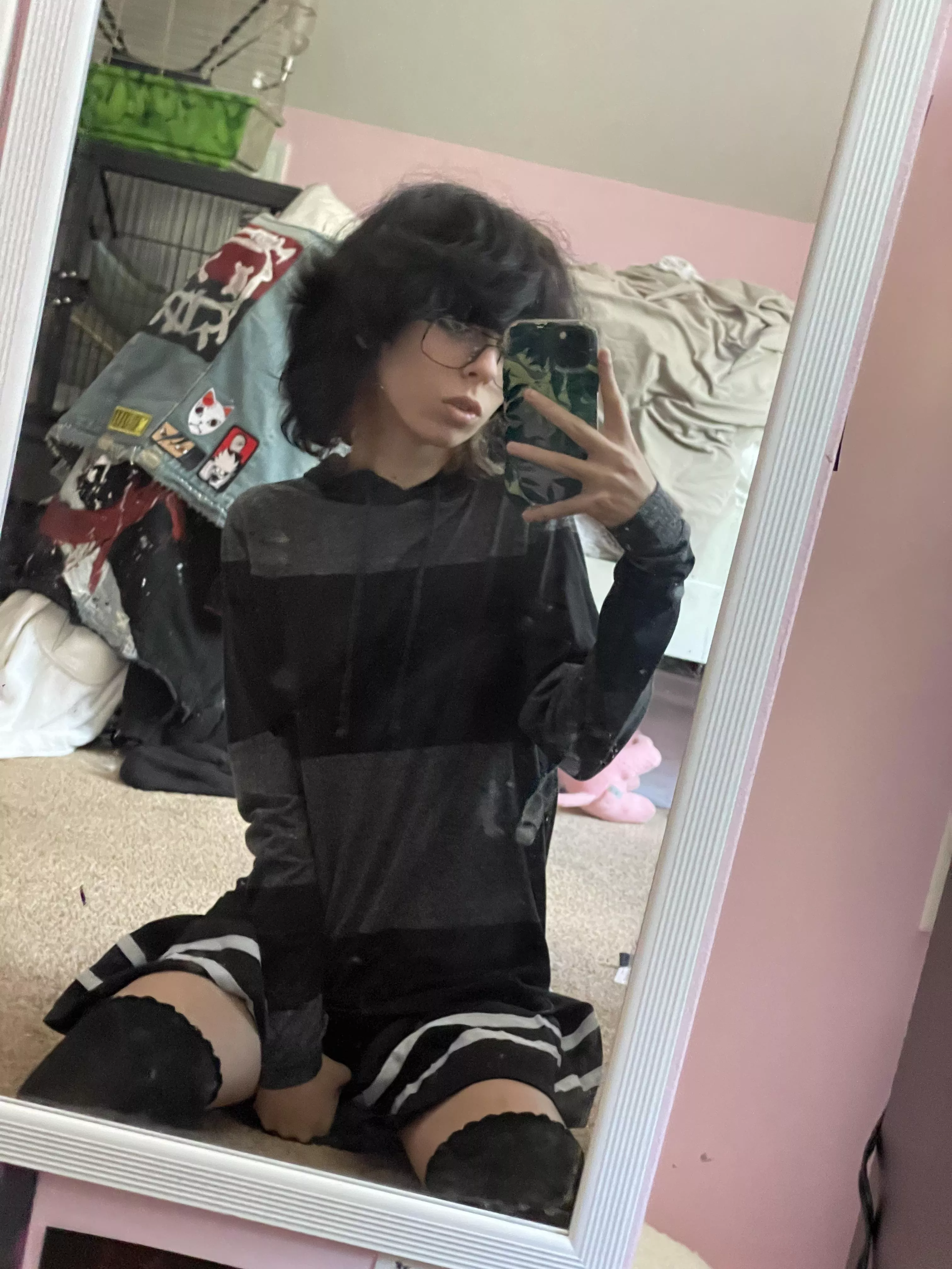 I love sitting like this when wearing skirts ~3~ ♥️