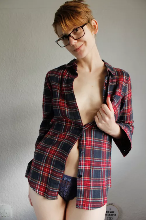Some spiky haired, plaid clad dyke energy for you ^^
