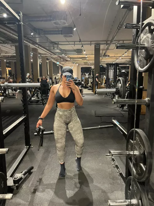 Trade my Fit Gf 💪🏾 for other Fit / Big Ass 🍑 send sample to start