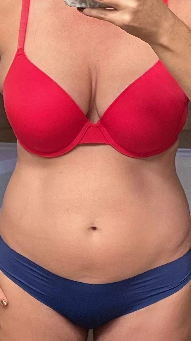 VAULT: 9/19/21: VS strawberry red w/ royal blue no-show thong (NSFW) 🍓 [image]