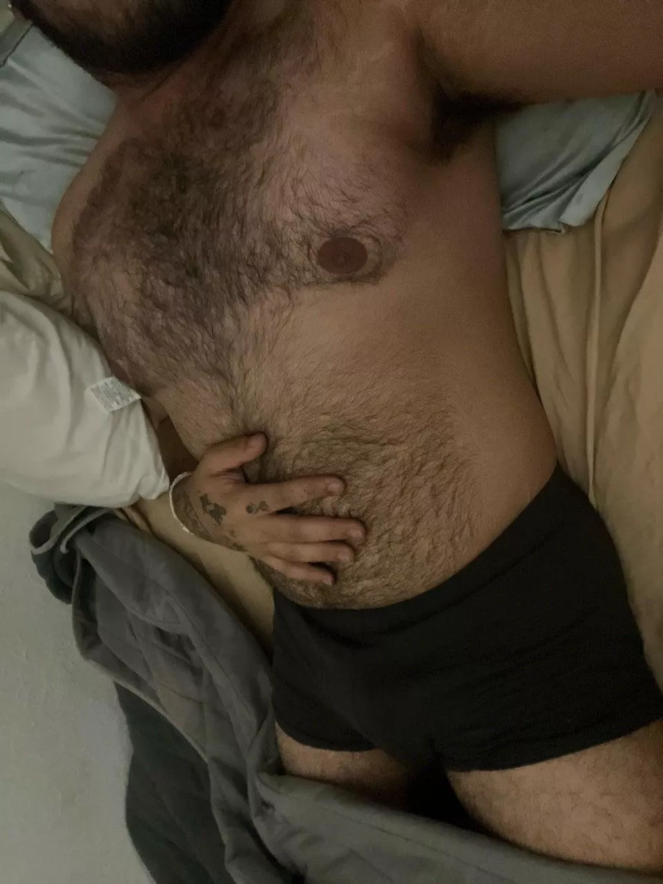 [21] any daddies wanna come cuddle? 🙈