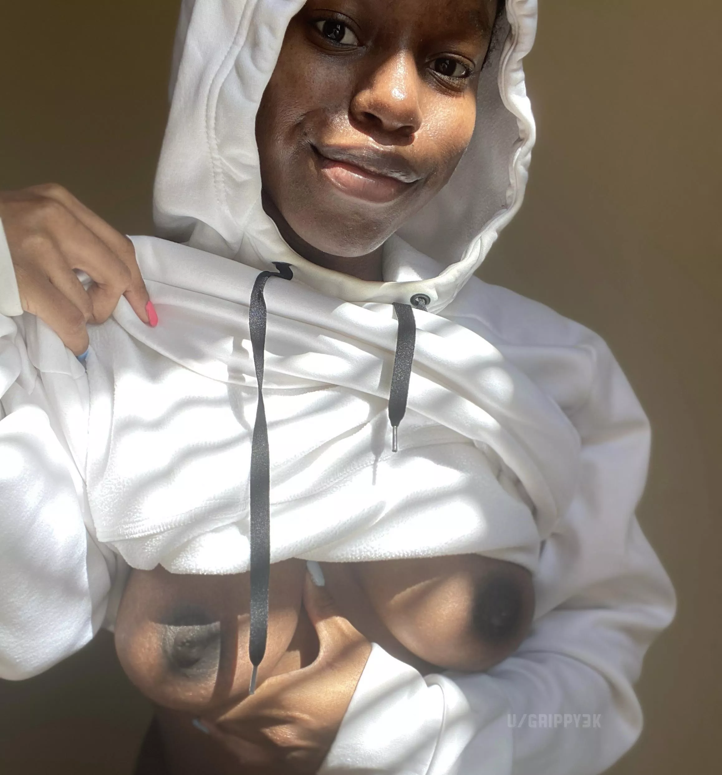 Gimme a kiss…then play with my tits