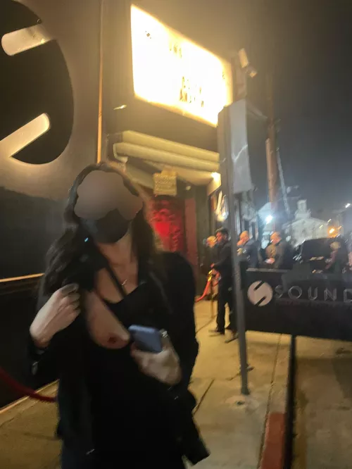 Got daddy’s attention before the show🙈