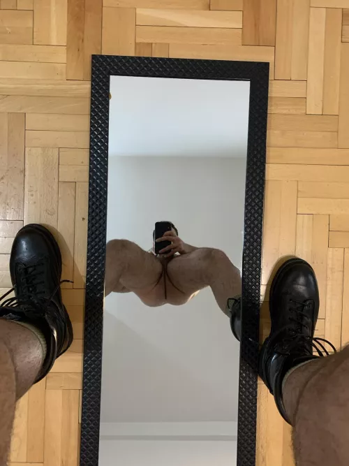 How do you like the view? 🥾🍑🥾