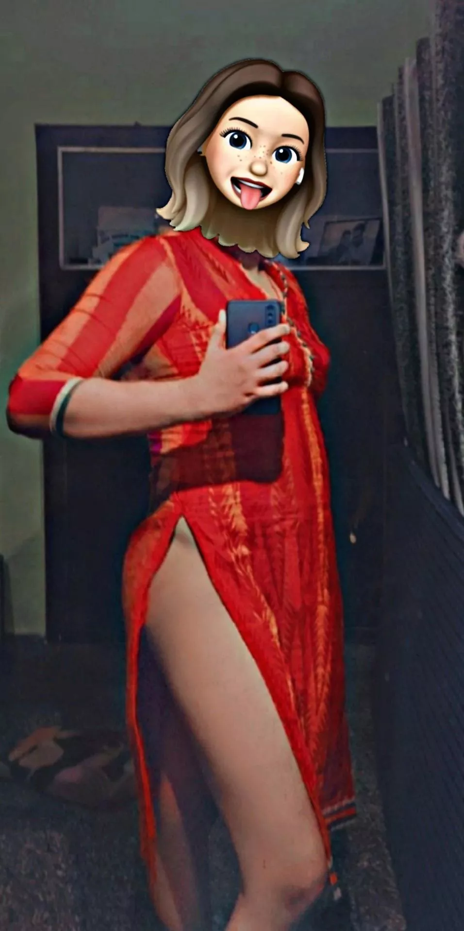 Mom's kurta without salwaar looks good on me 😋. What do you say?