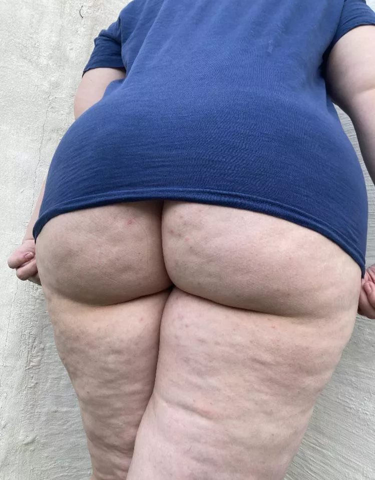 No panties and my Tshirt is to small. What should i do? 🫦 (f)