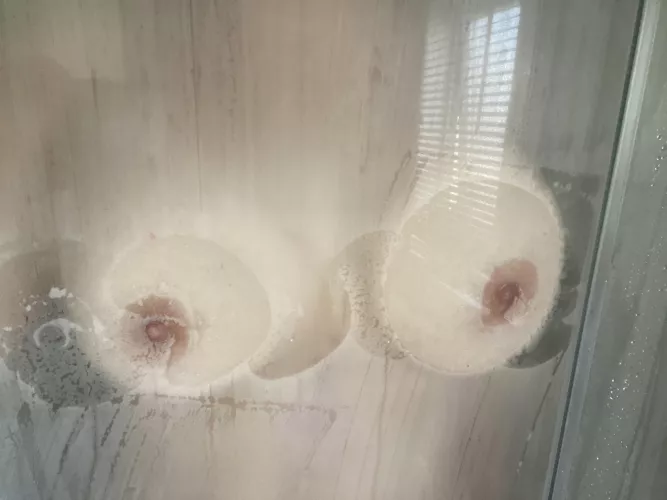 Two guesses as to what was happening here… 😈 👱🏻‍♂️👩🏻👩🏼