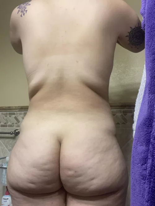 23F, 190, 5’9”. I hate my back fat but I’m back to working out so hoping I’ll make some changes.