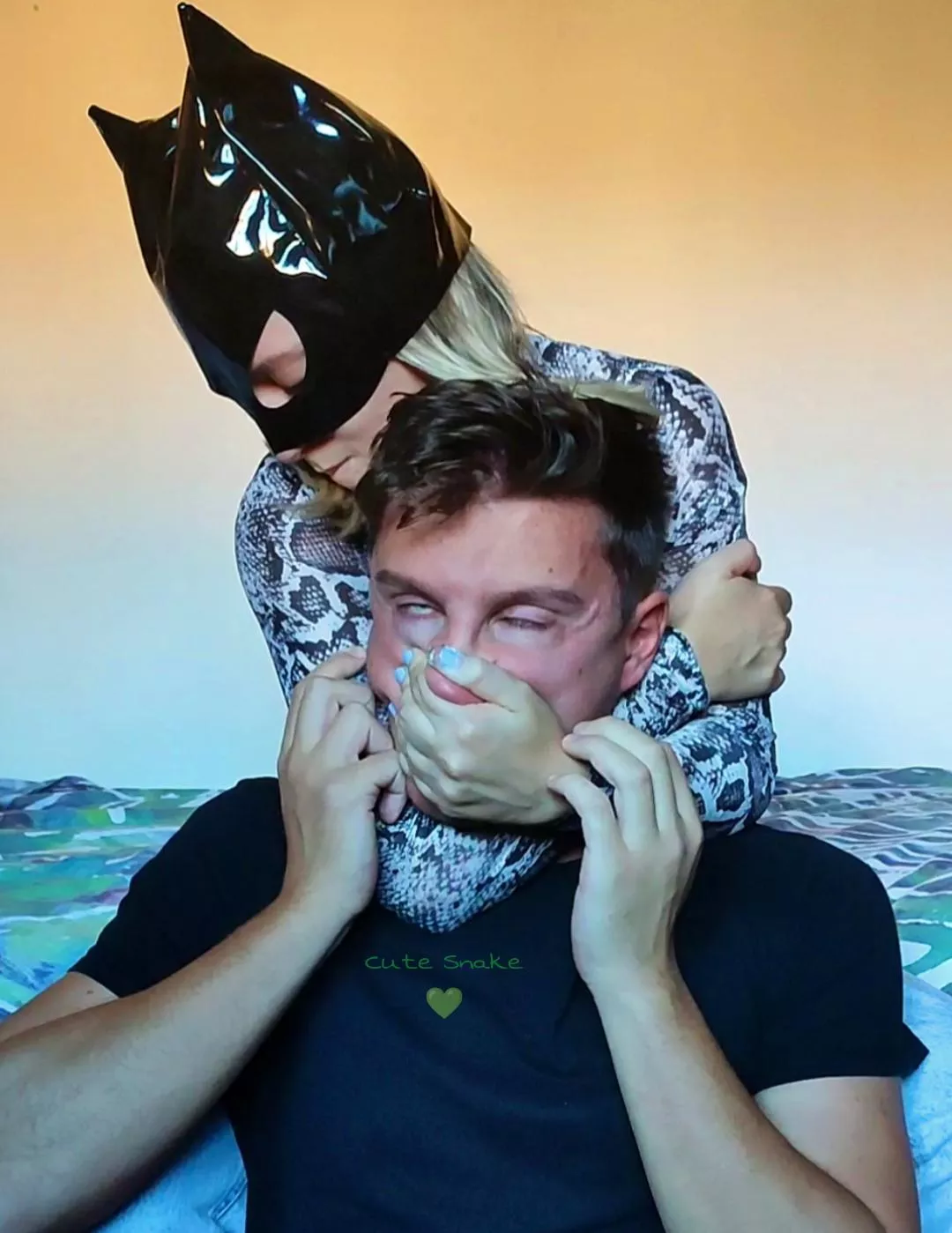 Asphyxiating him between my coils.🐍🥵 What do you guys think about scissorholds?