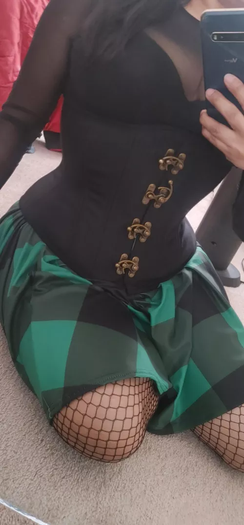 green plaid skirt 🖤💚