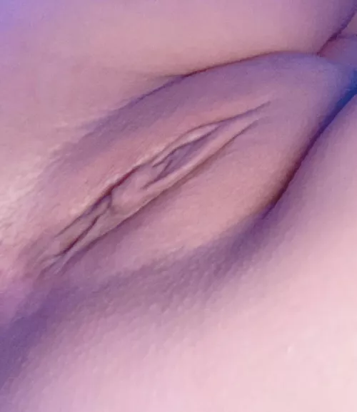 just turned 18!! wanna see some fresh teen pussy?? 💕💕💕