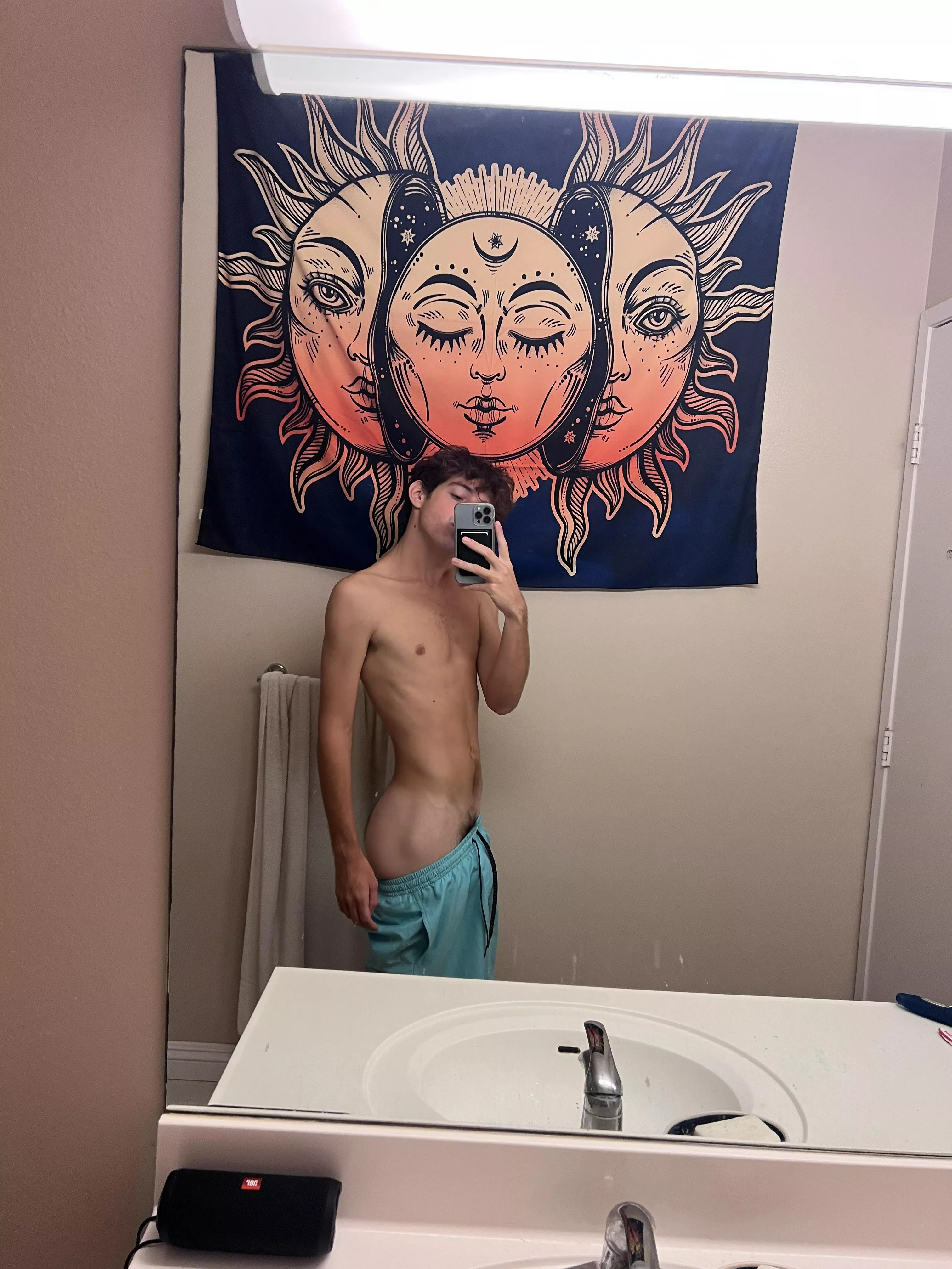 Take a peek 🍑🫣