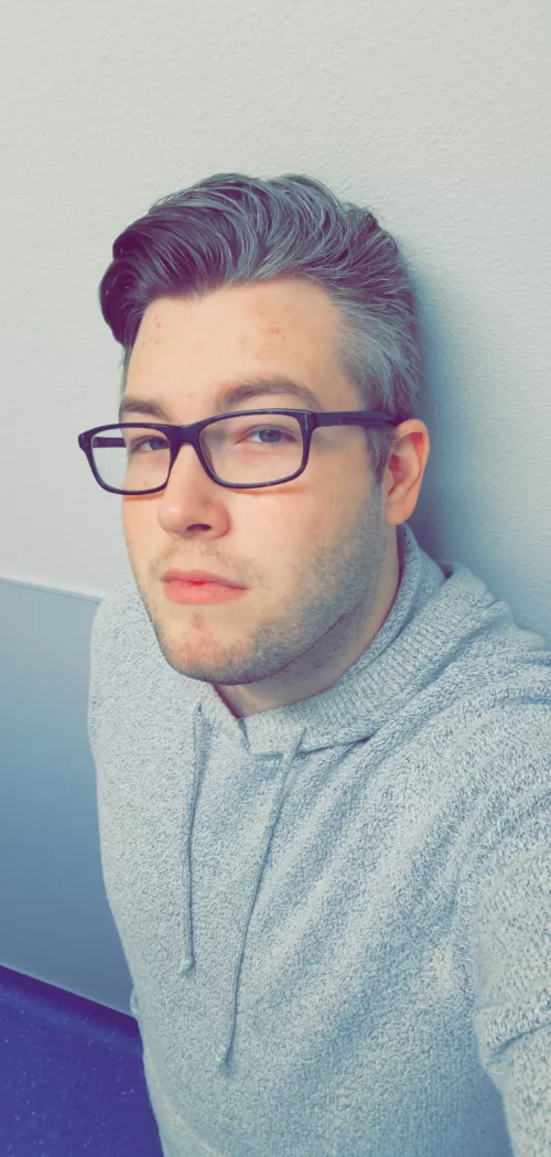 Would rather be home playing games than stuck at work 🙄