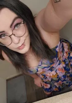 ⬆️ if your cocks so small lmao get over here! I'm gonna grab it with my feet so you can cum on my ass DM open