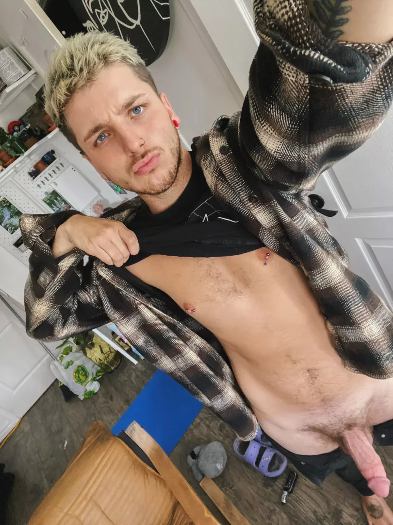 can’t focus on my game while my cock is this horny 😅