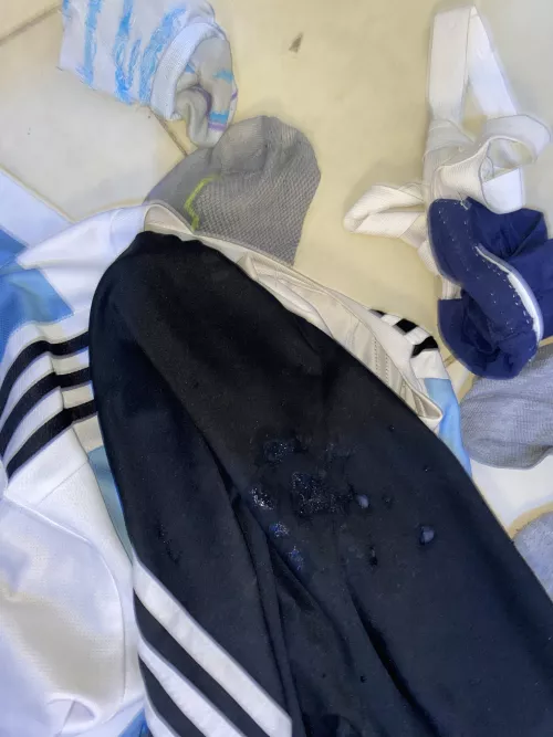 cumming on my younger [18]brother's clothes 💦💦