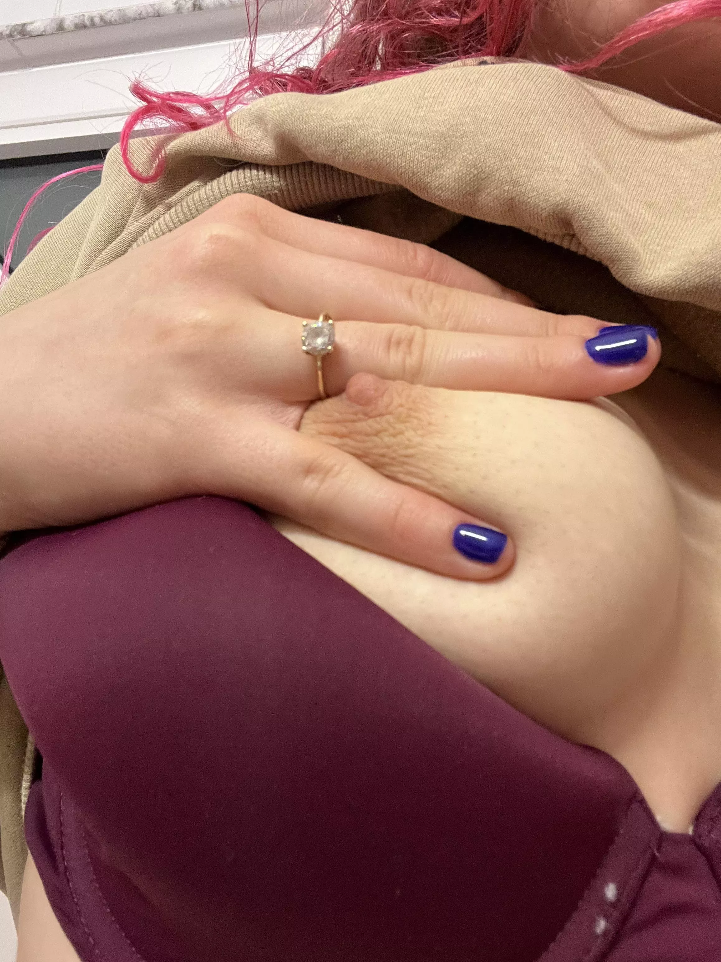 I just sneak out from the nails salon to make this pictures