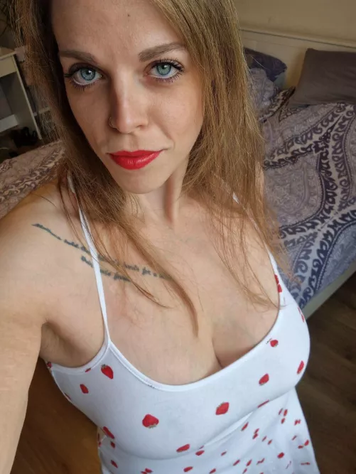 Mom of 1 and teacher… Would you taste my tits?