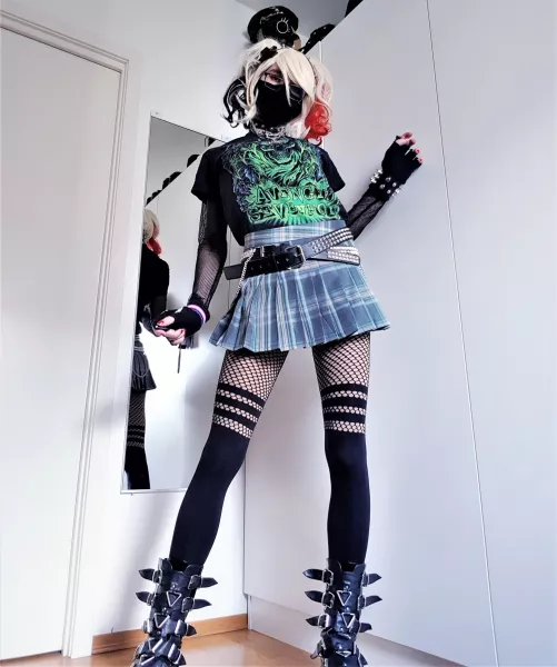 Today's outfit, featuring pretty much the only green things I own 💚