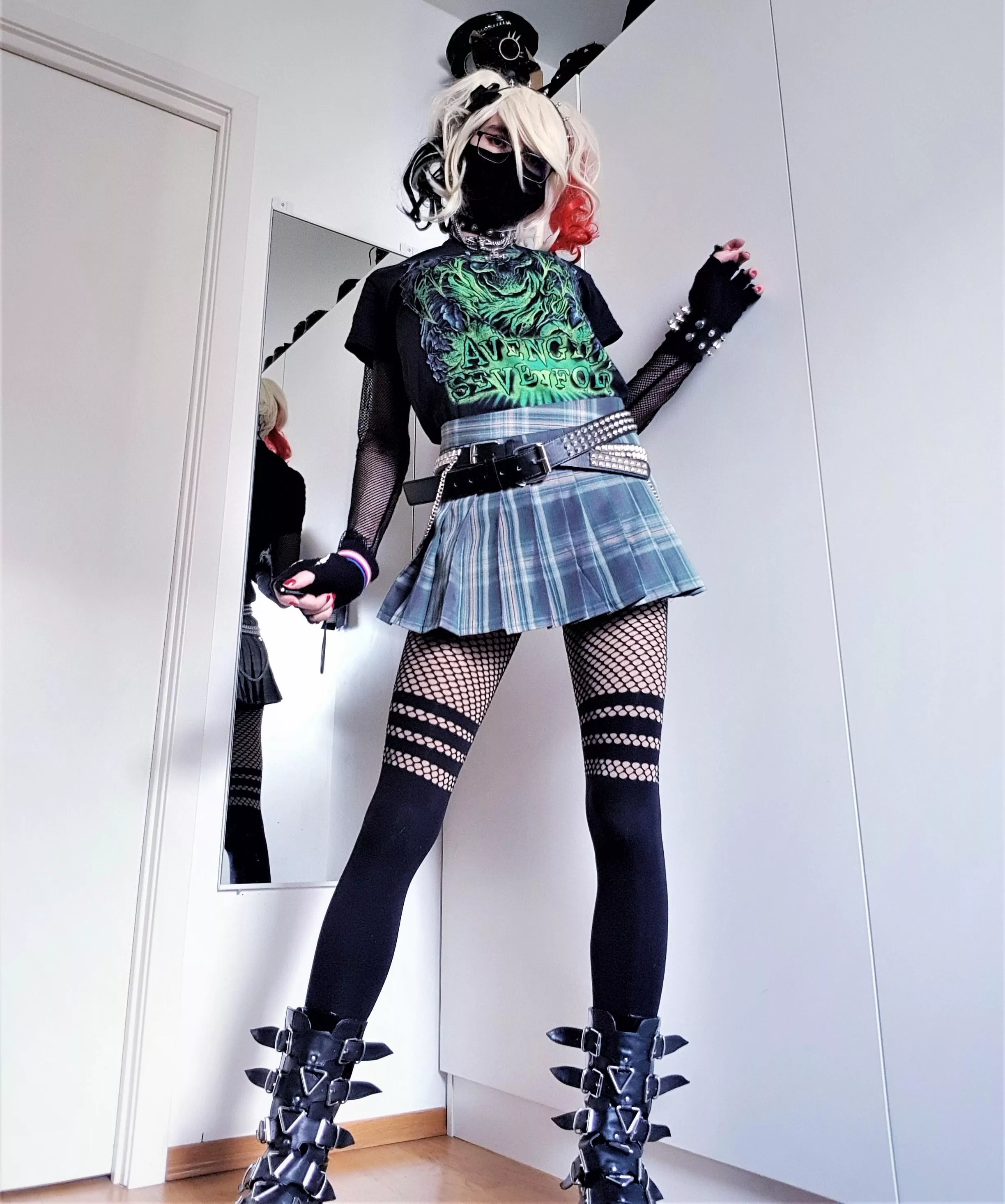 Today's outfit, featuring pretty much the only green things I own 💚