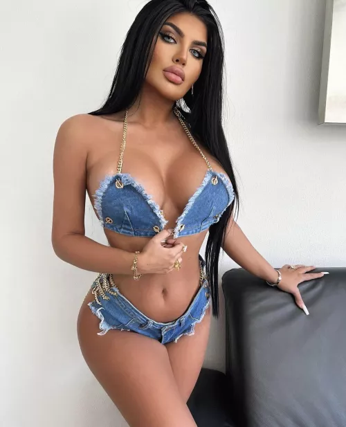 Bimbo goddess in her type of jeans outfit