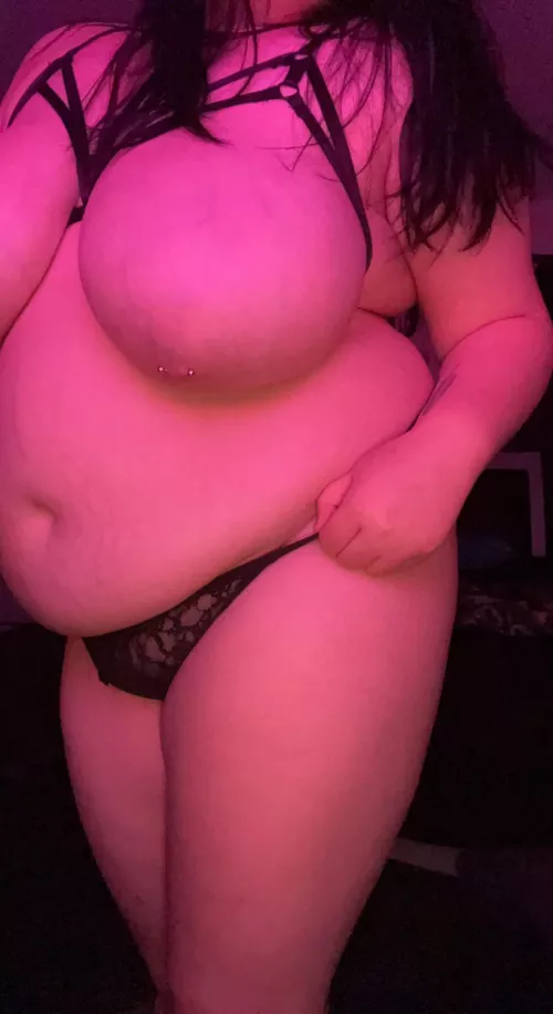 cute as a peach 🍑 🖤