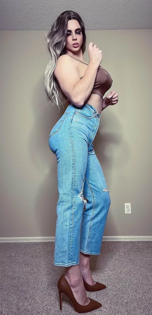 Didnβt realize that when I dressed up like this to go dancing Iβd end up face down with these jeans pulled over my ass. π¬