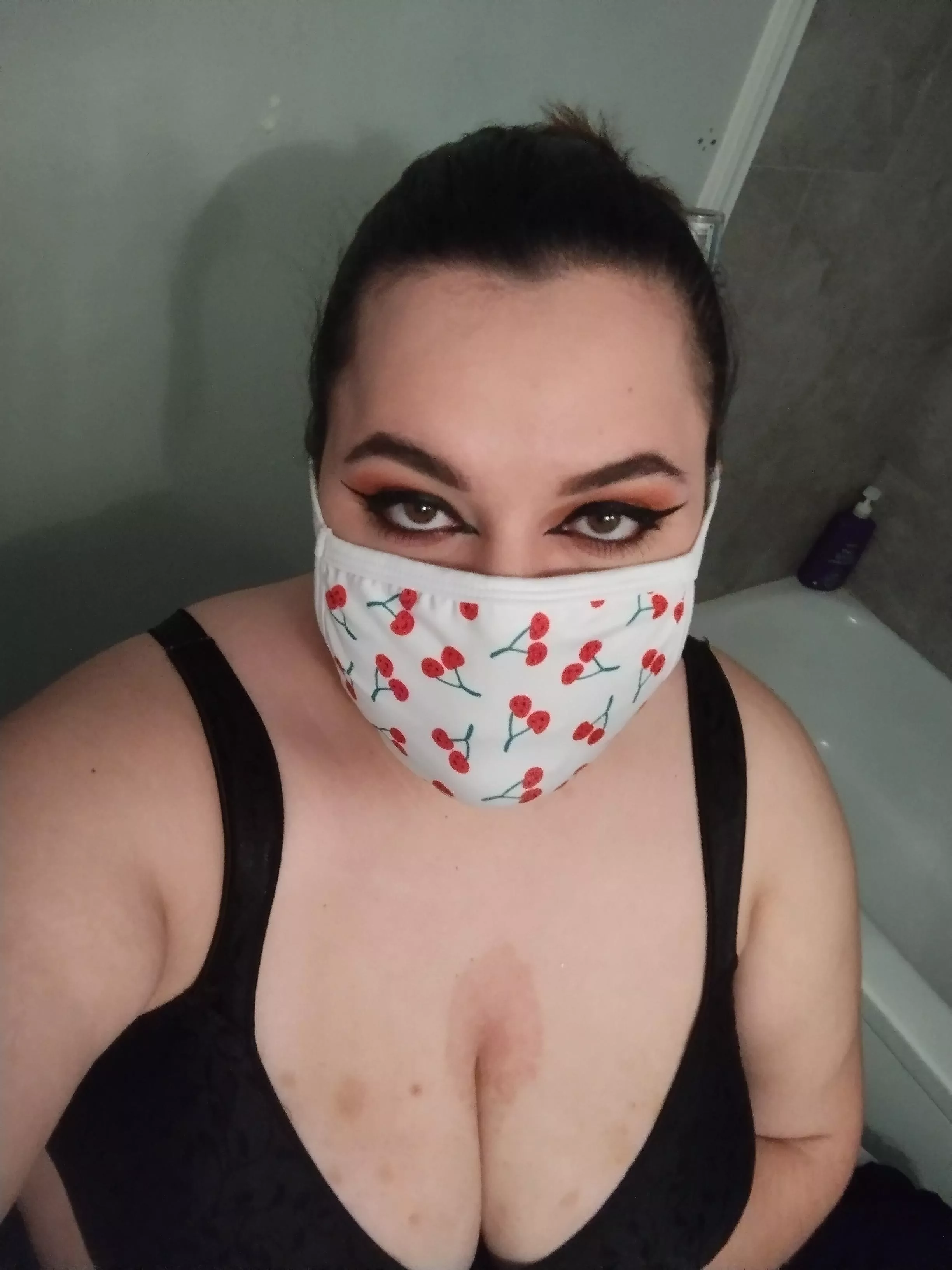 i need someone to mess this makeup up with tears 😏