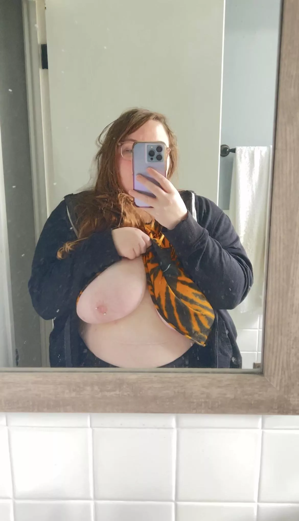 Just woke up soooo come cuddle and watch horror movies with me 🥰