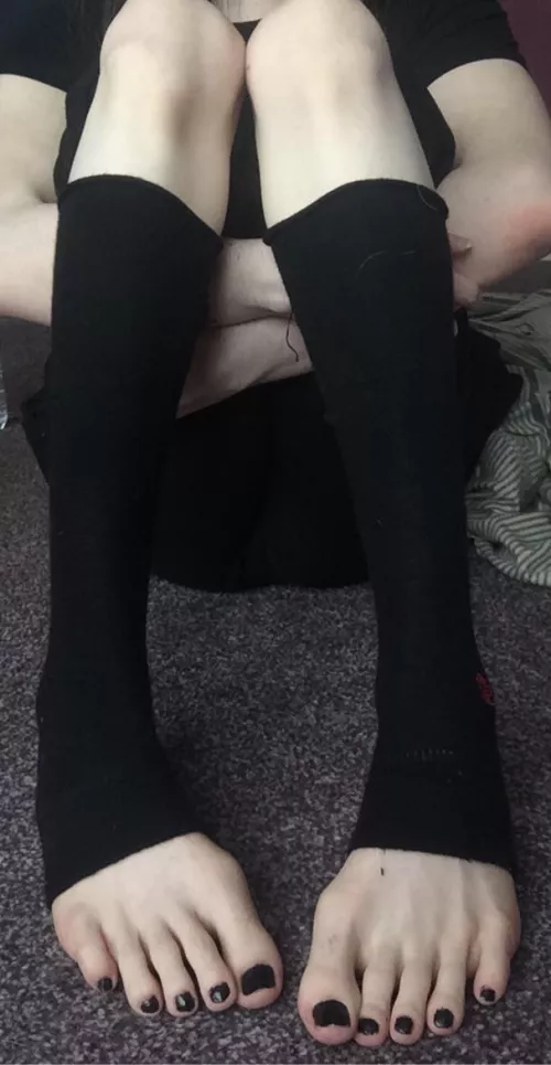 My black lil toes 🖤