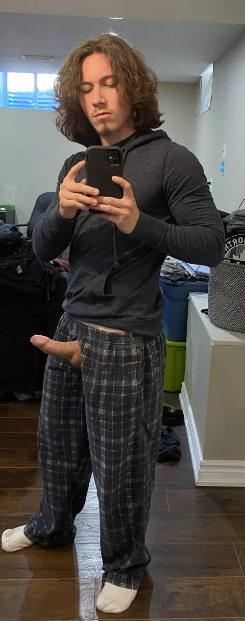 Need someone to suck this veiny cock😩