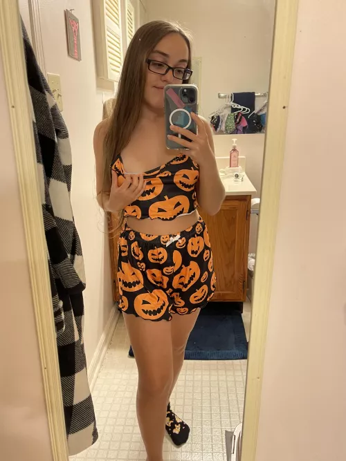 4’8 petite smash or pass? 💙