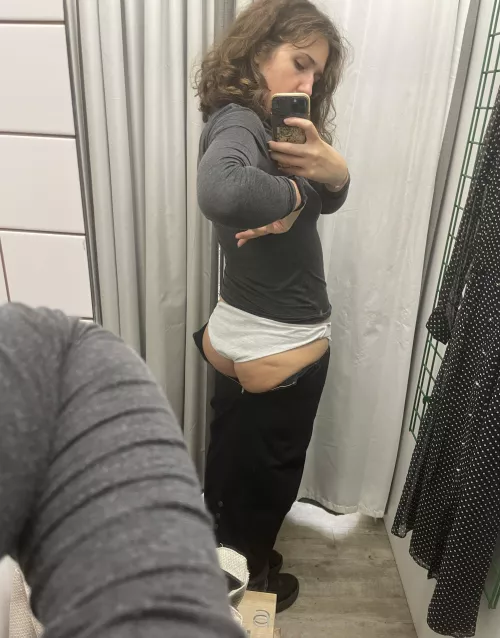 failed to fit the booty in this skirt so today i’m officially starting a diet 😭