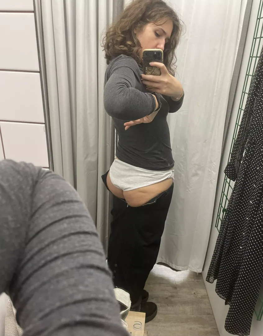 failed to fit the booty in this skirt so today i’m officially starting a diet 😭