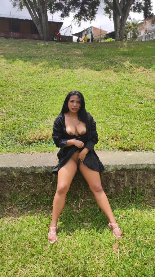 Flashing my pussy in the park with guys watching me... [f]
