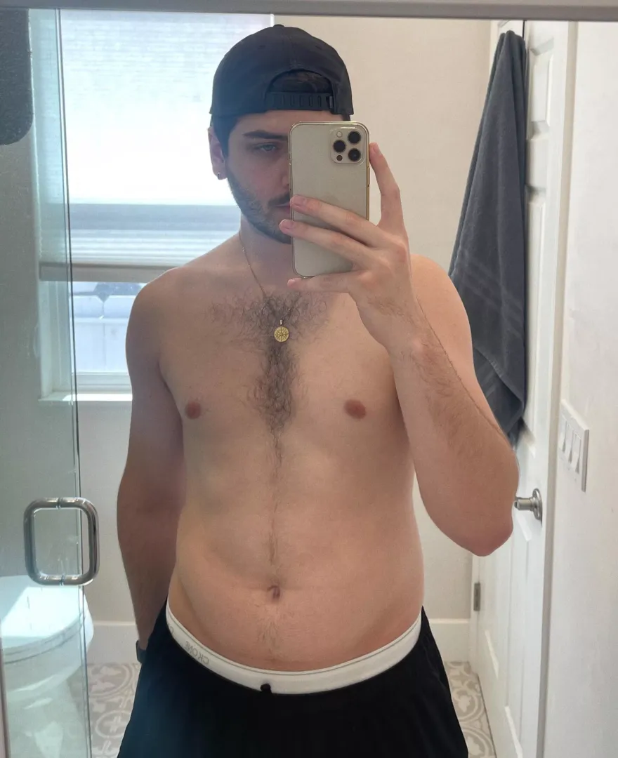 Hi 👋 I may not have a six pack but I’m working out every day and eating healthy to get my body right 💪 And I feel great!