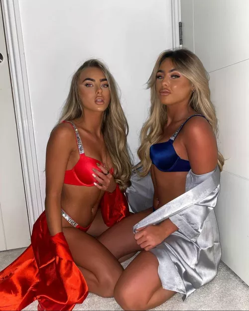 the most ridiculous sister duo holly and jess 🤤