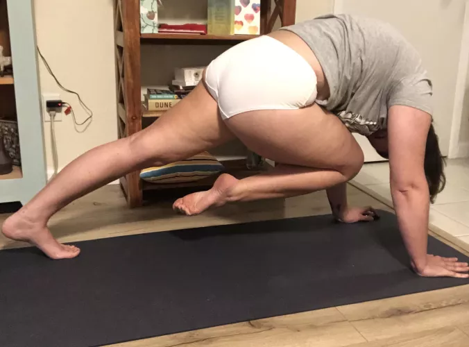 Tiger curl. A little yoga after being sick is ❤️