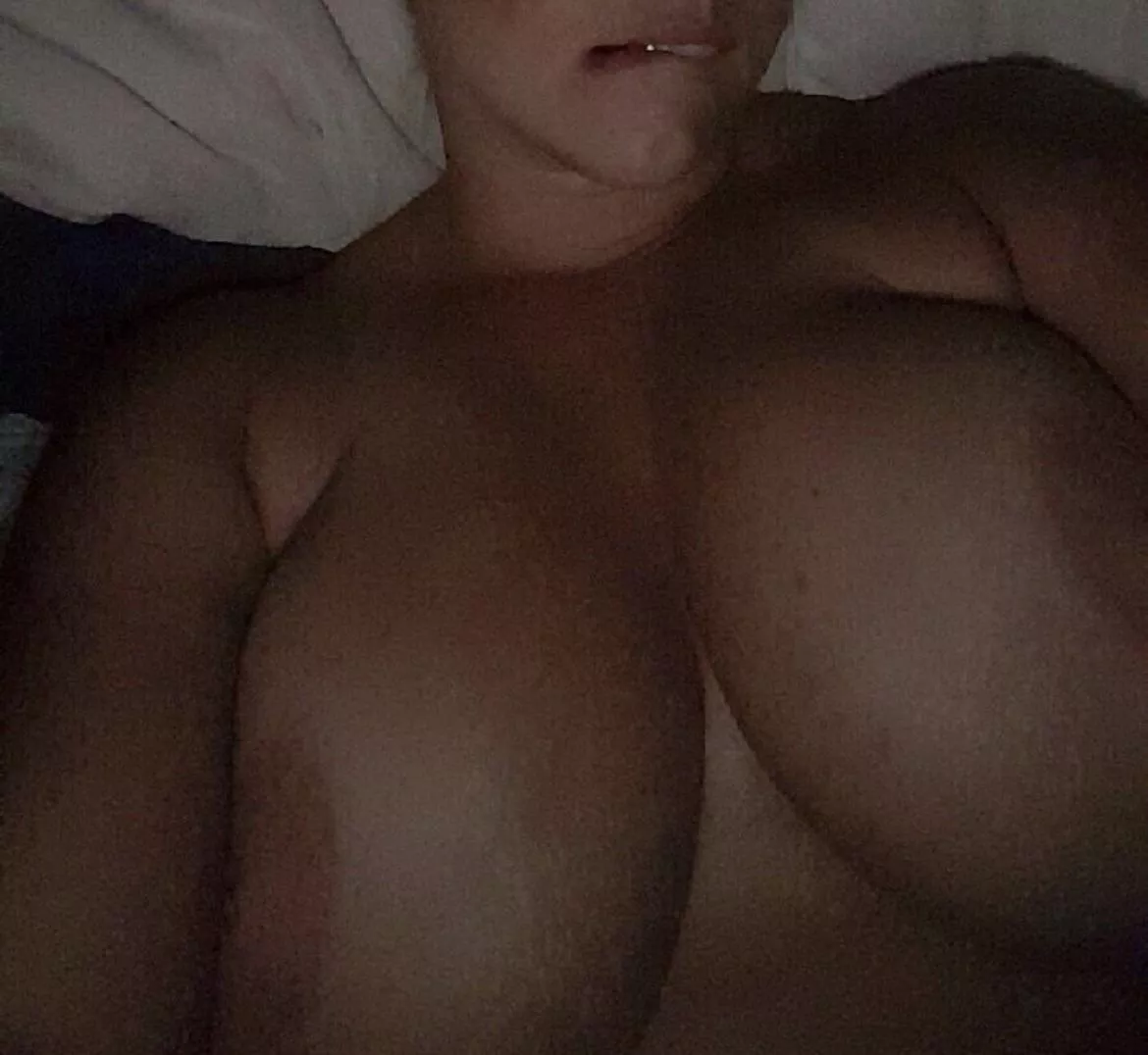 Cum lay with me 🥰