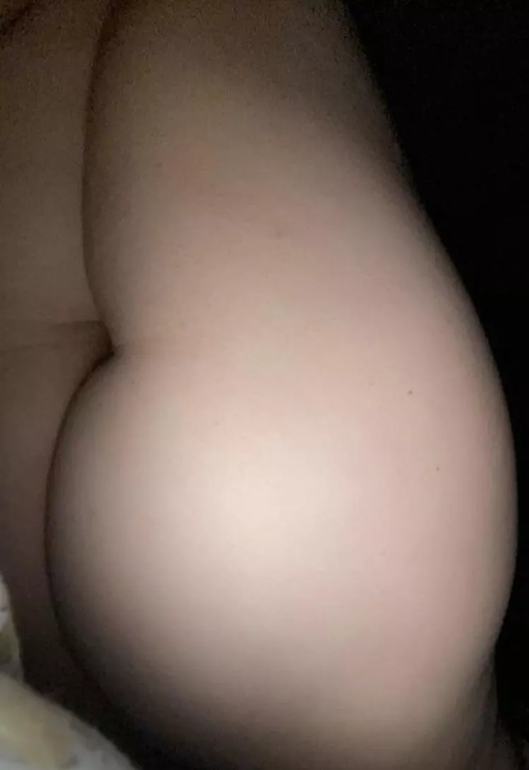 Cum on my chubby ass 🤤🤓😈