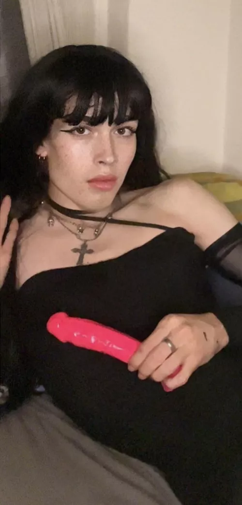 Hi my name is sarah im 20 yearss old and i love dick. Suscribe to my of to see more lf me :)