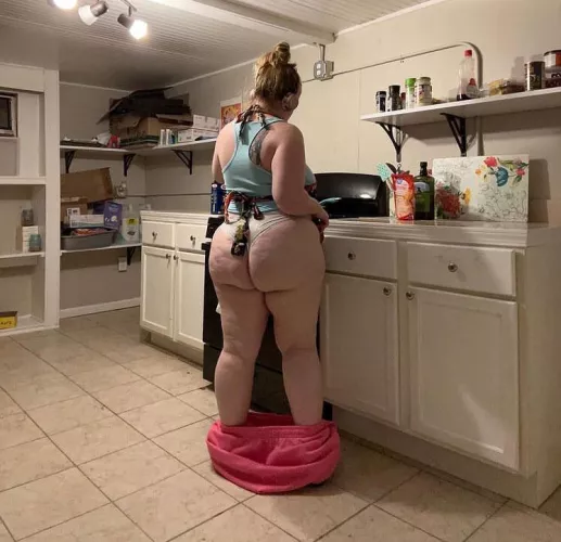 In the kitchen trying to fry some Chicken wings 😍