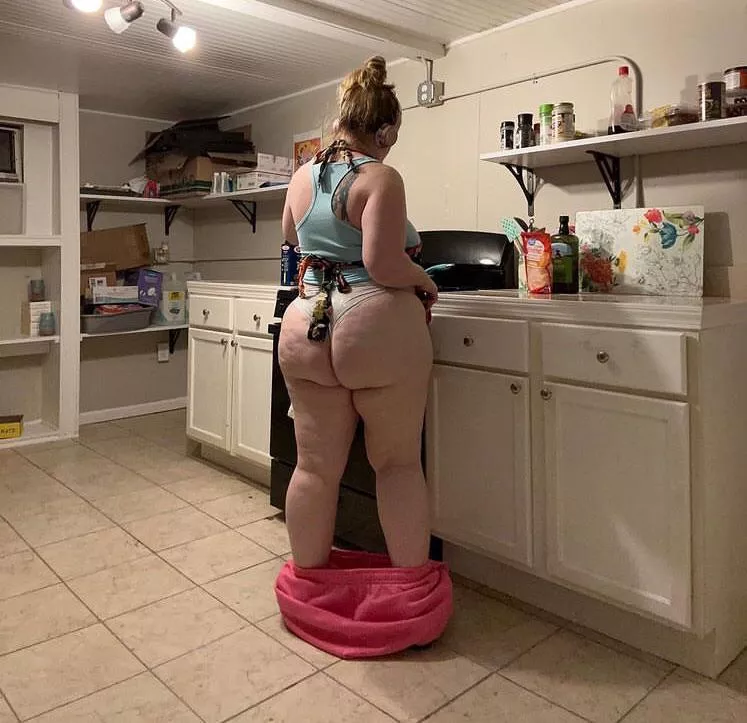 In the kitchen trying to fry some Chicken wings 😍